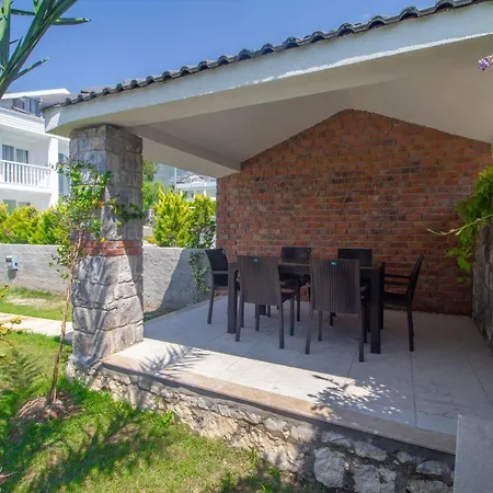 Hanimeli Villa, Oezel Havuzlu,